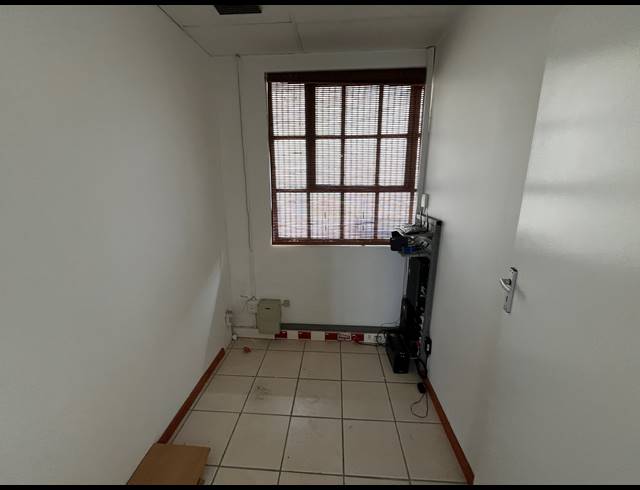 183M² OFFICE TO LET IN PAARDEN EILAND